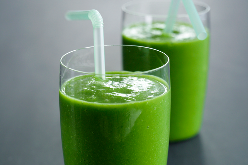 Grønne grønsager som spinat som i denne smoothie indeholder meget K-vitamin.