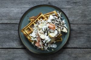 Grøntsagsvafler a la okonomiyaki med sproed kaal, røget laks og quinoa